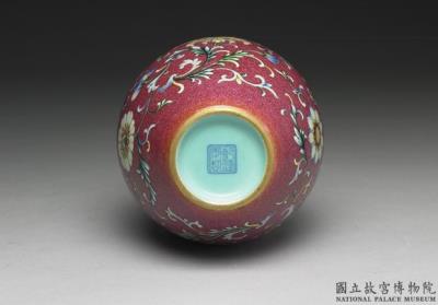 图片[3]-Gall-bladder vase in yang-ts’ai enamels with incised red ground pattern of flower brocade, Ch’ien-lung reign, Ching Dynasty-China Archive